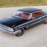 Disminución media: -12%

El Ford Galaxie es otro clásico de los años 60 que ha visto caer su valor. Con una línea totalmente renovada en 1960, el Galaxie competía directamente con el Chevrolet Impala en el mercado de coches grandes y de lujo. Aunque el Galaxie ofrecía diversas opciones de motorización, desde un motor de seis cilindros hasta un potente V8 de 427 pulgadas cúbicas, hoy los modelos de dos puertas rondan los 20,000 dólares, lo que refleja una disminución del 12% en su valor. Aunque sigue siendo un coche accesible, la caída de la demanda por este tipo de autos más grandes y menos eficientes en combustible ha afectado su cotización.

Lo que está pasando: A pesar de su rendimiento y variedad, los modelos de gran tamaño como el Galaxie han perdido popularidad a medida que los consumidores optan por coches más pequeños y eficientes.