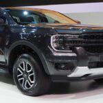 La camioneta más popular para el off-road

La Toyota Tacoma se mantiene como una de las camionetas más populares y vendidas en su categoría, principalmente gracias a su capacidad para off-road y su diseño robusto. En 2024, el modelo ha recibido una actualización, pero aún arrastra algunos inconvenientes como un interior algo estrecho y un motor ruidoso. Además, su capacidad de remolque no está a la par con las mejores camionetas de esta lista, lo que podría ser una limitación para quienes busquen una mayor potencia.

No obstante, la Tacoma sigue siendo una opción confiable, especialmente para aquellos que planean usarla para aventuras todoterreno. Su bajo costo de propiedad y su durabilidad son puntos clave, lo que hace que muchos compradores opten por ella, aunque sus calificaciones de seguridad y el espacio interior siguen siendo un punto a mejorar.