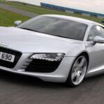 El superdeportivo que rivaliza con el Porsche 911

El Audi R8 es, sin duda, uno de los coches más emblemáticos de la marca. Inspirado en el concept car del Le Mans Quattro, el R8 debutó como un superdeportivo de producción en 2006. Con su motor V8 de 4.2 litros (y más tarde con un motor V10), el R8 no solo compitió con el Porsche 911, sino que ofreció un rendimiento similar con un manejo más accesible para conductores promedio.

Su diseño espectacular y su relación calidad-precio lo hicieron popular, convirtiéndose en un símbolo de la marca Audi en el mundo de los superdeportivos. Además, la versión e-tron, totalmente eléctrica, llevó el concepto de superdeportivo a otro nivel, aunque con una producción limitada.