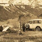 El origen del SUV, mucho antes de la moda actual

Aunque la popularidad de los SUV es algo que se asocia con el siglo XXI, el Chevrolet Suburban de 1935 fue, en esencia, el primer SUV. Este vehículo ofrecía un gran espacio para pasajeros y equipaje, lo que permitía a las familias americanas viajar largas distancias con comodidad y libertad. Este modelo cambió la forma en que las personas pensaban en los vehículos de transporte familiar, pero tuvo que esperar varias décadas para que la industria se pusiera al día y creara lo que hoy conocemos como SUV. En su época, el Suburban era el futuro del transporte familiar.