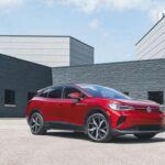 El Volkswagen ID.4 ha tenido un gran repunte en el tercer trimestre, con 12,470 unidades vendidas, lo que le ha permitido recuperar un lugar en los 10 primeros. Este SUV eléctrico compacto ha logrado superar sus ventas de 2024 y continúa siendo una opción preferida por los consumidores que buscan un vehículo eléctrico accesible, eficiente y bien diseñado, con una autonomía que lo hace perfecto para viajes largos.