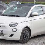El Fiat 500e es una de las opciones de vehículos eléctricos más asequibles, pero no todo es tan brillante como parece. Con una valoración de reventa extremadamente baja, este modelo solo retiene el 30.68% de su valor después de tres años. A pesar de ser un coche pequeño y maniobrable, los propietarios se quejan de su interior básico, la falta de características para los pasajeros y una conducción menos cómoda de lo esperado. Además, con su despreciación acelerada, el Fiat 500e se convierte en una mala opción para quienes buscan un vehículo eléctrico económico.