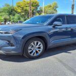 El Toyota Grand Highlander de 2026 será una versión ampliada del popular Highlander, pensada para aquellos que necesitan más espacio y lujo en su SUV. Con capacidad para ocho pasajeros y un espacio de carga de hasta 97.5 pies cúbicos, este modelo es ideal para familias grandes y viajes largos. Además, el Grand Highlander ofrecerá diversas opciones de motorización, incluyendo gasolina, híbrida y híbrida Max, para adaptarse a las necesidades de cualquier conductor. Con tecnologías avanzadas de seguridad y confort, el precio inicial se espera que esté en torno a los $41,360, con disponibilidad prevista para finales de 2025.