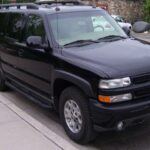 El Chevrolet Suburban es una de las opciones más duraderas para quienes necesitan un SUV de gran tamaño, con espacio para toda la familia y una construcción sólida. Como uno de los modelos más longevos en la historia del automóvil, el Suburban ha demostrado ser capaz de superar las 500,000 millas en versiones como las de 1999 y 2004. Su motor potente y diseño robusto lo convierten en un excelente vehículo para viajes largos o para transportar cargas pesadas. Su longevidad está respaldada por su consistencia en el rendimiento y su capacidad para adaptarse a diversas condiciones de conducción.