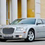 Con un precio de partida de unos $36,000, el Chrysler 300 es un sedán con una presencia imponente que ha mantenido durante años. Su parrilla vertical y el largo capó hacen que se vea lujoso, y el acabado Platinum añade detalles como llantas cromadas y emblemas de lujo, lo que incrementa la sensación de exclusividad. El 300 sigue siendo uno de los sedanes asequibles que realmente hace una declaración en la carretera, convirtiéndolo en una opción que no pasa desapercibida sin necesidad de ser un coche de lujo ultra caro.