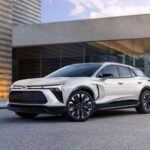 El Chevrolet Blazer EV parece haber sido diseñado con la intención de mantener el nombre de Blazer, pero no logra capturar la esencia de lo que hizo interesante al modelo original. La parte delantera tiene una actitud demasiado agresiva, como si intentara gritar 