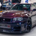 El R34 Skyline GT-R es uno de los modelos más icónicos de la saga, y la edición Midnight Purple II lleva esta leyenda a nuevas alturas. Con su motor RB26DETT, la versión V-Spec mejoró la aerodinámica con un difusor y un alerón de fibra de carbono. La edición Midnight Purple II, con solo 282 unidades fabricadas, es particularmente deseada por su color único, que se ha convertido en una referencia en la industria. Aunque la potencia se limitaba a 276 caballos de fuerza debido al acuerdo japonés, su estética y rareza hacen de esta edición un verdadero tesoro para los fanáticos.