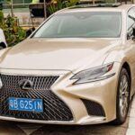 El Lexus LS es el sedán de lujo insignia de la marca Lexus, y es famoso por su construcción impecable y su extraordinaria durabilidad. Algunos modelos han superado los 500,000 km sin fallos importantes, lo que es un testamento de la calidad de la ingeniería de Lexus. La combinación de lujo, tecnología avanzada y materiales de alta calidad asegura que este coche se mantenga en excelentes condiciones durante muchos años. Además, el excelente servicio postventa de Lexus contribuye a su longevidad.
