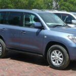 El Toyota Land Cruiser es sinónimo de resistencia y capacidades todoterreno. Desde su debut en 1951, ha sido diseñado para enfrentarse a los terrenos más difíciles, mientras ofrece una experiencia de conducción cómoda. Su durabilidad es legendaria, y muchos modelos de los años 90 aún se encuentran en excelente estado. El modelo 2008, por ejemplo, es famoso por su potente motor V8 y sus avanzadas características de seguridad. Esta robustez y fiabilidad lo han mantenido como una de las mejores opciones para quienes buscan un vehículo que pueda enfrentarse a cualquier desafío, sin sacrificar el confort.