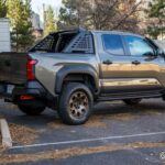 Tasa de depreciación a 5 años: 26,0%
La Toyota Tacoma es conocida por su increíble durabilidad y su capacidad todoterreno. Con una fiabilidad probada y una reputación de longevidad, la Tacoma mantiene su valor mucho mejor que otras camionetas. A pesar de tener un interior más modesto y una conducción algo rígida, la Tacoma es un vehículo de trabajo muy capaz que puede superar desafíos fuera de carretera. Con una capacidad todoterreno destacada y un motor robusto, la Tacoma es ideal tanto para aquellos que necesitan una camioneta para el trabajo como para los que disfrutan de aventuras al aire libre. Los compradores valoran su capacidad de alcanzar los 200,000 kilómetros sin mayores problemas, lo que asegura su reventa sólida.