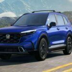 La Honda CR-V es un SUV extremadamente popular con una tasa de depreciación de 35,2% a los cinco años. En este período, perderá alrededor de $10,602 de su valor original. A pesar de su depreciación, la CR-V sigue siendo una opción muy sólida para aquellos que buscan un vehículo espacioso, confiable y eficiente en combustible. Su versatilidad, excelente rendimiento y tecnología avanzada hacen que siga siendo uno de los SUVs más demandados en el mercado de segunda mano, lo que le permite conservar una parte significativa de su valor a lo largo de los años.