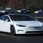 El Tesla Model S es un vehículo de lujo con tecnología de vanguardia, pero no todo es perfecto en este auto. A pesar de ser uno de los autos eléctricos más avanzados del mercado, el Model S sufre una depreciación más pronunciada que otros sedanes de lujo debido a los altos costos de mantenimiento y reparación. Las piezas y el servicio para los autos de Tesla pueden ser bastante costosos y complicados, lo que afecta su valor de reventa. Además, aunque Tesla ha logrado una excelente reputación por su tecnología, su alto precio de compra y el costo de mantenimiento tienden a reducir su atractivo a largo plazo. Esto lo convierte en uno de los modelos que más rápido pierde valor en el mercado.
