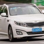 El Kia K5 no solo entra en el estacionamiento, ¡llega con presencia! Con ángulos afilados y una postura segura, el K5 tiene un aire de coche ejecutivo, como si estuviera listo para una reunión corporativa importante. En su interior, el habitáculo de lujo, con pantallas táctiles elegantes y luces ambientales, da la sensación de haber pagado mucho más por el coche. A pesar de su apariencia sofisticada, el K5 mantiene un precio asequible, haciendo de él una opción muy atractiva en su segmento.