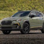 El Subaru Crosstrek es conocido por ser una opción asequible y confiable para familias que disfrutan de las aventuras al aire libre. El modelo 2023 viene con tracción total, lo que lo convierte en una excelente opción para familias que necesitan un vehículo robusto para diversos terrenos. Con un consumo de combustible eficiente y una cabina cómoda, el Crosstrek es perfecto tanto para el uso diario como para escapadas de fin de semana. Además, su sistema de seguridad EyeSight Driver Assist, que incluye freno precolisión y control de crucero adaptativo, proporciona una conducción segura y confiable. Es un crossover que ofrece mucho sin un precio elevado.