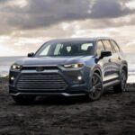 El Toyota Grand Highlander 2026, un SUV mediano con un interior sorprendentemente espacioso, ofrece hasta 97,5 pies cúbicos de espacio de carga con las filas plegadas. Con 57,9 pies cúbicos detrás de la segunda fila y 21,0 pies cúbicos detrás de la tercera fila, este modelo se sitúa entre los más amplios de su categoría. Lo que realmente distingue al Grand Highlander es su tercera fila cómoda para adultos, lo que lo convierte en una opción práctica para familias grandes sin sacrificar el espacio de carga. Además, los motores híbridos disponibles mejoran la eficiencia de combustible, convirtiéndolo en una opción más económica para quienes necesitan versatilidad y ahorro.