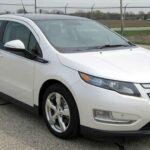 El Chevrolet Volt 2011 es una opción híbrida única con un enfoque en el rendimiento y la eficiencia. Este modelo tiene una excelente economía de combustible, logrando hasta 40 mpg en carretera y 35 mpg en ciudad. A pesar de que es un poco más antiguo, su diseño y manejo siguen siendo muy atractivos. Con un precio promedio de $4,745, el Volt es uno de los híbridos más asequibles en el mercado usado. Su fiabilidad y rendimiento lo han mantenido relevante en el mercado, y es ideal para quienes buscan un vehículo híbrido con un bajo costo inicial.