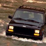El Jeep Cherokee XJ es un todoterreno que, a pesar de ser de la vieja escuela, sigue siendo uno de los vehículos más fáciles de reparar. Su motor de seis cilindros en línea de 4.0 litros es conocido por su fiabilidad y durabilidad. Muchos propietarios han logrado recorrer más de 300,000 kilómetros sin mayores problemas, gracias a su diseño sencillo y su accesibilidad mecánica. La distancia al suelo de 8.3 pulgadas facilita el trabajo bajo el vehículo, lo que lo hace ideal para trabajos DIY (hazlo tú mismo). Además, la gran disponibilidad de repuestos y las múltiples guías en línea hacen de este modelo un referente entre los entusiastas del Jeep y los mecánicos novatos.