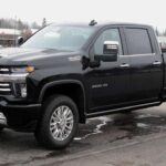La Chevrolet Silverado 2500HD está pensada para el remolque intensivo, pero pagarás ese extra en incomodidad cuando la uses para recados. Con la caja vacía, la suspensión transmite demasiadas vibraciones y su enorme tamaño convierte cualquier parking en un desafío. Además, el consumo se dispara en tráfico urbano.