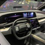 El Lucid Earth 2027 combinará una potente mecánica eléctrica con un rendimiento sobresaliente, lo que ofrecerá una autonomía competitiva y una aceleración eficiente. Lucid se centrará en optimizar la eficiencia del vehículo sin perder el enfoque en la experiencia de conducción. Se espera que este SUV eléctrico tenga un rango estimado por la EPA que lo convierta en uno de los más atractivos dentro de su segmento. Con avances en la tecnología del tren motriz, el Lucid Earth promete ser un modelo clave en la evolución de los vehículos eléctricos.