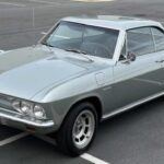 El Chevrolet Corvair fue un coche adelantado a su época, pero su diseño peculiar y el uso de un motor trasero refrigerado por aire generaron muchas críticas. Fue incluso llamado 