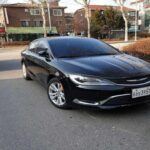 El Chrysler 200 fue diseñado para competir con modelos como el Toyota Camry, pero, en la práctica, quedó muy por detrás de la competencia. Con un motor y transmisión que parecían no estar en sintonía, el 200 sufrió de transiciones de marcha erráticas que lo hacían sentir como un coche con poco entusiasmo. A pesar de su diseño atractivo, la falta de confort y el rendimiento inconsistente lo convirtieron en una opción que pocos querían mantener a largo plazo. Los propietarios a menudo comparaban su experiencia con la de tomar el autobús, deseando que el Chrysler 200 hubiera sido tan bueno como se prometía en los papeles.