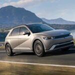 El Hyundai Ioniq 5 es uno de los vehículos eléctricos más innovadores y confiables del mercado. Respaldado por una garantía de batería de 10 años o 100,000 millas, Hyundai demuestra su confianza en la durabilidad de este modelo. El Ioniq 5 está construido sobre la plataforma E-GMP probada y ampliamente utilizada, lo que garantiza su robustez. Los propietarios del Ioniq 5 informan que los problemas son mínimos, con el mantenimiento habitual limitado a cambios de neumáticos y frenos, lo que convierte a este modelo en una opción de bajo mantenimiento a largo plazo.
