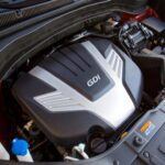 El Lambda II V6 GDI de 3.3 litros ha sido un motor controversial debido a sus problemas de detonación y acumulación excesiva de carbonilla. Este motor se utiliza en varios modelos de Hyundai y Kia, incluyendo el Hyundai Santa Fe. La detonación resultaba en fallos catastróficos del motor, como el caso de una propietaria que experimentó una avería a los 98.500 km, lo que le costó una reparación de casi 20.000 dólares. Además, el motor es conocido por su alto consumo de aceite y su vida útil promedio es solo de 150.000 millas (240.000 km). El golpeteo del motor debido a la acumulación de carbonilla es otro problema común en estos motores.
