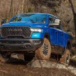 La Ram 1500 ofrece una mezcla única de capacidad y comodidad. Con la opción de suspensión de aire, los baches y caminos irregulares son absorbidos, lo que proporciona una experiencia de conducción mucho más suave que muchas camionetas tradicionales. El interior es tan lujoso que rivaliza con muchos SUV de gama alta, por lo que no tendrás que comprometer confort por utilidad. Además, su opción EcoDiesel proporciona una excelente economía de combustible, ideal para viajes largos.