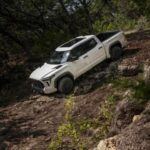 La Toyota 4Runner TRD Pro se mantiene fiel a sus raíces de vehículo todoterreno con su construcción robusta de carrocería sobre el chasis. Con un diferencial trasero de bloqueo mecánico y 9.6 pulgadas de distancia al suelo, este modelo está diseñado para afrontar condiciones extremas sin problemas. Su tracción total de tiempo completo y el sistema Crawl Control aseguran que puedas mantener el impulso en situaciones de nieve o hielo, sin perder el control. La 4Runner TRD Pro sigue siendo una de las opciones más confiables para los verdaderos aventureros.