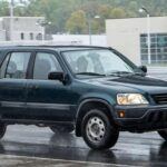 El Honda CR-V se lanzó poco después del RAV4 y, aunque no recibió la misma atención en su momento, fue igualmente innovador. A menudo se pasaba por alto en favor del RAV4, pero el CR-V perfeccionó la fórmula del crossover al ofrecer un vehículo económico, espacioso y de fácil manejo. Sus primeras versiones incluían detalles únicos, como mesas plegables en el maletero, lo que lo hacía ideal para las familias urbanas. Honda supo combinar eficiencia de combustible con practicidad, lo que lo hizo ideal para la vida diaria.