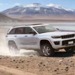 El Jeep Grand Cherokee 2025 es un SUV que destaca por su capacidad híbrida enchufable. Su motor de 2.0 litros combinado con un motor eléctrico proporciona una conducción potente y eficiente. Equipado con suspensión neumática ajustable en cinco etapas, el Grand Cherokee puede adaptarse a cualquier terreno, manteniendo una altura ideal para sortear los obstáculos más difíciles. Además, su capacidad de hasta 30 millas en modo eléctrico le permite explorar sin consumir combustible, lo que lo convierte en una opción sobresaliente para aquellos que buscan un 4x4 capaz de superar cualquier desafío.