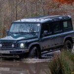 El Ineos Grenadier es un 4x4 que promete durabilidad, pero tiene muchos problemas en la carretera. Su caja automática no es especialmente suave, y el cambio entre marchas puede ser incómodo. La dirección ligera y la tendencia a inclinarse en las curvas hacen que la conducción en carretera sea bastante molesta, lo que lo convierte en un vehículo más adecuado para situaciones muy rústicas y menos ideal para viajes largos o para quien busque comodidad en carretera.