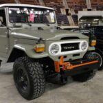El FJ40 es uno de los modelos más icónicos dentro de la historia del off-road. Toyota lo diseñó para ser casi indestructible, y lo logró. Su capacidad para resistir condiciones extremas y su fiabilidad lo convirtieron en un vehículo muy popular en zonas rurales y remotas. El FJ40 no solo soportaba climas y terrenos duros, sino que también estableció a Toyota como una marca referente en fiabilidad en el sector de los 4x4.