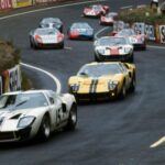 El Ford 427 FE es uno de los motores más emblemáticos de la marca, no solo por su potencia, sino por su legado en las carreras. Diseñado para competir en NASCAR y otras competiciones, el 427 FE fue un motor de 7.0 litros que llevó a Ford a la victoria en las 500 millas de Daytona de 1965. Aunque su versión SOHC fue finalmente prohibida en competiciones, el 427 FE demostró su versatilidad al conseguir victorias con su versión sin sobrealimentación. Este motor sigue siendo una referencia en el mundo de las competiciones de alto nivel.