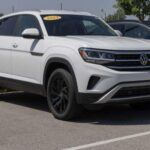 El Volkswagen Atlas Cross Sport ofrece una alternativa deportiva al Atlas estándar, pero no logra captar suficiente interés. Aunque su interior es amplio y la conducción cómoda, su rendimiento y eficiencia de combustible quedan rezagados frente a competidores como el Subaru Outback o Ford Edge, limitando su atractivo.