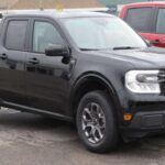 Aunque el Ford Maverick ha ganado popularidad por su versatilidad y su opción híbrida, los primeros modelos de esta versión presentan algunos problemas significativos. En los primeros lotes, los sistemas eléctricos, el control climático y el sistema de infotainment presentaron fallos importantes. Afortunadamente, la producción más reciente ha solucionado estos problemas, pero si estás considerando el Maverick, es mejor optar por una versión posterior para evitar posibles inconvenientes.