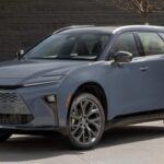 El Toyota Crown Signia es una sorpresa en esta lista, especialmente si no sabías que Toyota fabricaba este modelo. Con un sistema híbrido que permite recorrer 850 km sin repostar, este SUV mediano destaca por su eficiencia de combustible. Aunque el motor puede ser algo ruidoso al acelerar y algunos controles no son intuitivos, su rendimiento y fiabilidad lo hacen una excelente opción si buscas un SUV con bajo consumo y buen rendimiento.