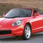 Aunque el Toyota MR2 Spyder es un coche más pequeño y con menos potencia que otros deportivos, su bajo peso y dinamismo lo convierten en una excelente opción para aquellos que buscan diversión sin comprometer la fiabilidad. Con su motor 1ZZ de Toyota, es un coche que puede durar mucho tiempo si se le da el cuidado necesario. Además, las piezas son económicas y fáciles de encontrar, lo que lo convierte en una opción atractiva para quienes buscan mantener los costos bajos.
Qué tener en cuenta: Problemas con el consumo de aceite en modelos anteriores y desgaste de la capota blanda.