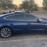 El Hyundai Sonata 2008 fue uno de los sedanes más confiables y espacioso de su clase. Con una gran fiabilidad y un precio accesible, el Sonata se convirtió en la opción ideal para conductores diarios y familias que necesitaban un vehículo cómodo. Equipado con características de seguridad avanzadas, el Sonata fue reconocido por su rendimiento eficiente y su durabilidad a largo plazo, haciendo que fuera uno de los modelos más vendidos de Hyundai.