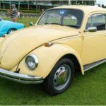 El Volkswagen Beetle fue diseñado por Ferdinand Porsche con la idea de crear un coche accesible para las masas. Este modelo, conocido originalmente como el 