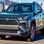 El Toyota RAV4 sigue siendo uno de los SUV más vendidos y valorados, pero en 2025, incluso el rey de los SUV está viendo caídas en su precio. Las ofertas en el RAV4 se han hecho posibles debido a la sobreabundancia de unidades en los concesionarios. A pesar de ser un modelo con una sólida reputación, Toyota se ha visto obligada a ofrecer incentivos para mover inventarios, lo que ha resultado en descuentos atractivos para los compradores. Si buscas un SUV confiable con tecnología avanzada y buen consumo de combustible, este es el momento ideal.