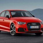 El Audi RS3 2017 es otro ejemplo de cómo un sedán aparentemente común puede serconde un potente motor. Con turboalimentación y un motor de cinco cilindros, este coche puede alcanzar 178 mph, una cifra impresionante para un modelo tan discreto. Suspensión deportiva RS, llantas de 19 pulgadas y un sistema Audi Virtual Cockpit de 12,3 pulgadas hacen de este RS3 una opción más deportiva de lo que su apariencia deja ver. Para aquellos que buscan potencia sin renunciar al confort, el RS3 es una excelente opción.