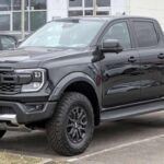 El Ford Ranger ofrece un equilibrio perfecto entre potencia y fiabilidad, siendo ideal tanto para terrenos difíciles como para trayectos urbanos. Equipado con un motor EcoBoost de 2.3L, el Ranger proporciona una impresionante combinación de potencia y eficiencia, destacándose por su construcción robusta y su sistema de gestión de terreno. Con su sistema de tracción en las 4 ruedas y modos de conducción específicos, el Ranger es perfecto para quienes buscan una camioneta capaz tanto de manejar terrenos off-road como de ofrecer comodidad en carretera.