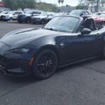 El Mazda MX-5 Miata sigue siendo uno de los coches deportivos más queribles por su diseño ligero y su experiencia de conducción pura. Con un precio de inicio de unos $29,000, el Miata ha sido incluido en varias listas de los mejores coches bajo $50,000 por su excelente relación calidad-precio. Lo que distingue al Miata es su filosofía 'Jinba Ittai', que significa ser uno con el coche. Con un manejo equilibrado y una conducción conectada, es perfecto para quienes buscan diversión sin complicaciones. Además, ofrece una versión de techo duro RF (Retractable Fastback) para los que prefieren el lujo de conducir al aire libre, y una tecnología de última generación como su sistema de audio Bose de 9 altavoces.