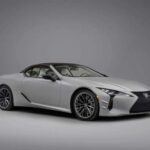 El Lexus LC 500 es un coupé de gran turismo que ofrece una de las mejores experiencias de conducción con su motor V8 de 471 caballos de fuerza. Con una aceleración de 0 a 60 mph en 4.4 segundos, este coche es un auténtico placer al volante. Además, con un precio base de $101,700, el LC 500 es la opción perfecta para quienes buscan un diseño elegante acompañado de un potente motor, todo dentro de la fiabilidad característica de Lexus. Con su edición Inspiration Series, limitada a 550 unidades, este modelo se vuelve aún más exclusivo.