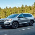 El Honda Pilot es un SUV que destaca por su espacio interior y comodidad. Con un precio de partida de alrededor de $42,000, el Pilot ofrece una tercera fila de asientos sorprendentemente espaciosa y un área de carga trasera muy útil. Además, su conducción es muy conectada, sin la sensación de flotación que a veces se experimenta en otros SUVs de mayor tamaño. Con su diseño robusto y funcional, el Pilot sigue siendo una opción confiable y equilibrada para familias que necesitan espacio sin renunciar a la calidad de conducción.