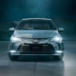 El Toyota Corolla Híbrido 2025 ofrece una clasificación EPA de 50 MPG combinados, lo que lo convierte en una opción asequible para aquellos que desean un coche híbrido sin romper el banco. Este modelo es ideal para quienes buscan eficiencia sin dejar de lado las características de confort y seguridad. Además, la tracción total disponible en ciertas versiones garantiza una conducción estable en diferentes condiciones meteorológicas. El Corolla Híbrido es una entrada económica al mundo de los híbridos, con un rendimiento impresionante y un precio accesible.