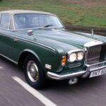 El Rolls-Royce Silver Shadow y el Bentley T-Series fueron un caso de rebadging de lujo. Tras la compra de Bentley por parte de Rolls-Royce en 1931, ambos modelos compartían una base de diseño prácticamente idéntica. Sin embargo, los compradores preferían la marca Rolls-Royce como la más prestigiosa, lo que hizo que se vendieran alrededor de 30,000 Silver Shadows y solo 2,280 Bentleys T-Series. Este modelo muestra cómo, en ocasiones, el emblema de la marca era lo único que realmente diferenciaba a dos autos.