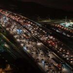 El “tailgating” o seguir demasiado cerca al coche de enfrente es una de las conductas de conducción más agresivas. Dejar poco espacio aumenta las probabilidades de un choque por alcance si el coche de adelante frena repentinamente. Se recomienda mantener al menos tres segundos de distancia con el vehículo delantero, lo que permite reaccionar a tiempo ante cualquier imprevisto. Evitar la agresividad al volante también reduce el estrés y la tensión, y permite una conducción más tranquila y segura.