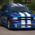 La Dodge Durango Shelby SP 360 es un claro ejemplo de cómo un modelo de producción estándar puede ser transformado en una máquina de alto rendimiento. Con un motor V8 de 5.9 litros y mejoras significativas en suspensión, frenos y carrocería, este SUV destacaba por su agresividad y exclusividad. Shelby produjo un número limitado de estos vehículos, pintados en azul con franjas blancas, y si bien no tuvo un gran impacto comercial, se ha convertido en un clásico olvidado pero muy deseado por los coleccionistas.